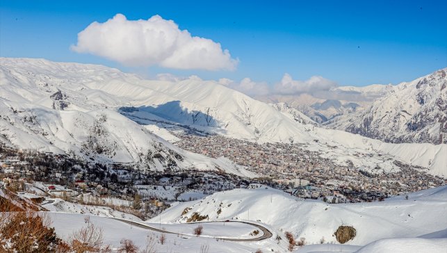 Hakkari'de beyaz örtüyle kaplı dağlardaki kar manzarası dronla görüntülendi