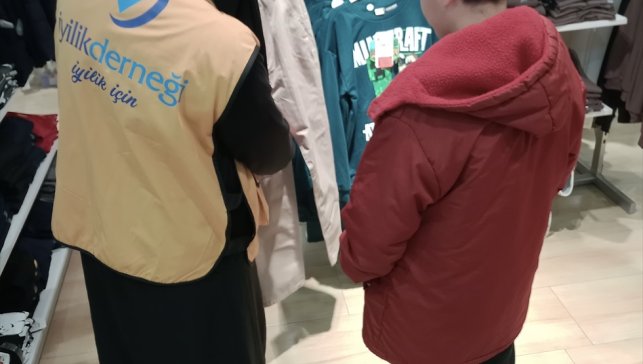 Ağrı'da hayırseverlerin desteğiyle çocuklara bayramlık kıyafet hediye edildi