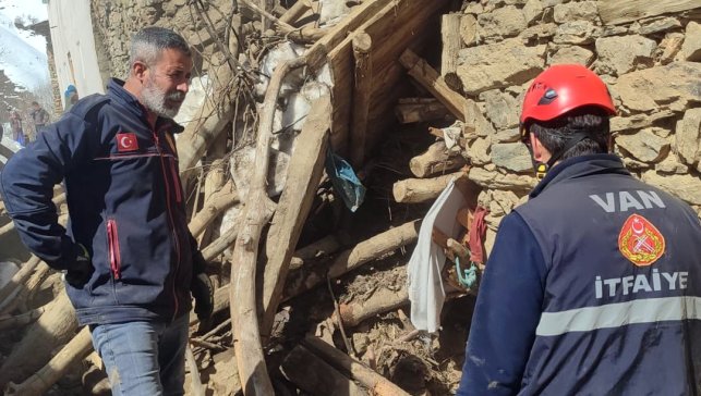 Çatak'ta ahır çöktü: 50 kuzu göçük altında kaldı