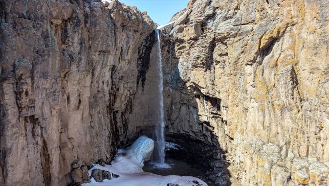 Yazın kuruyan Van'daki Yaşar Kemal Şelalesi yeniden akmaya başladı