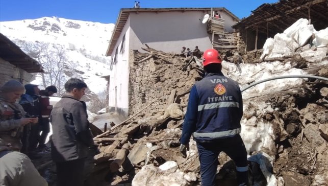 Van'da çöken duvarın altında kalan 50 kuzu için çalışma başlatıldı