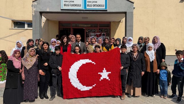 Van'da 510 parça motiften Türk bayrağı oluşturuldu