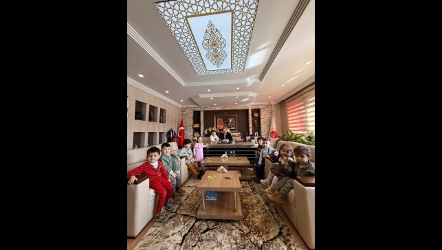 Hakkari Cumhuriyet Başsavcısı Hazinedaroğlu, makamında kabul ettiği çocuklarla bayramlaştı