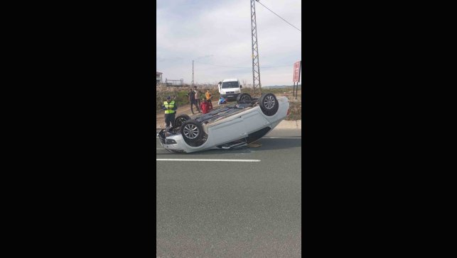 Elazığ'da otomobil ters döndü: 2 yaralı
