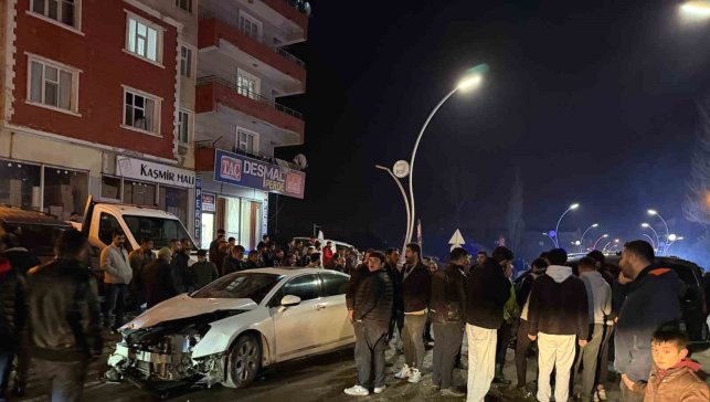Muradiye'de otomobil ve kamyonet çarpıştı: 2 yaralı