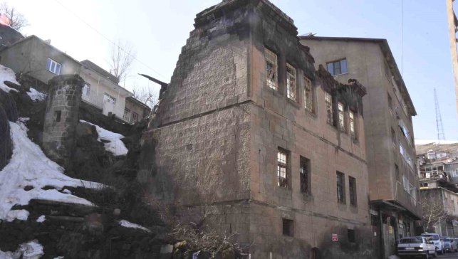 Bitlis'te tarihi evler kışın ardından alarm veriyor