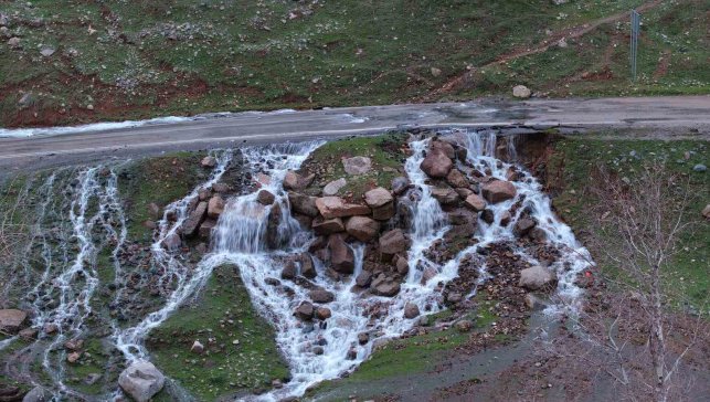 Hakkari'de asfaltın ortasından su pınarı fışkırdı