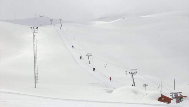 Hakkari'de doğal karla kaplı pistlerde kayak keyfi ilkbaharda da sürüyor