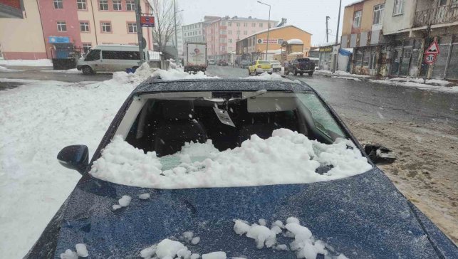 Üzerine çatıdan kar kütlesi düşen otomobil kullanılamaz hale geldi