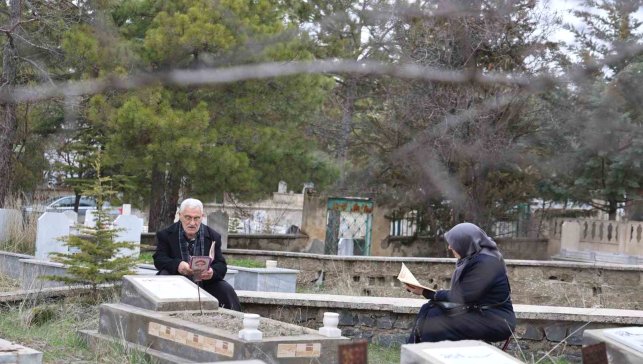 Elazığ'da mezarlıklarda ziyaretçi yoğunluğu