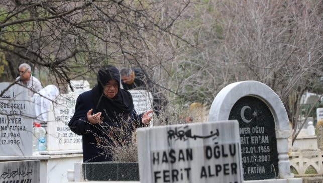 Elazığ'da bayram arifesinde mezarlıklar ziyaret edildi