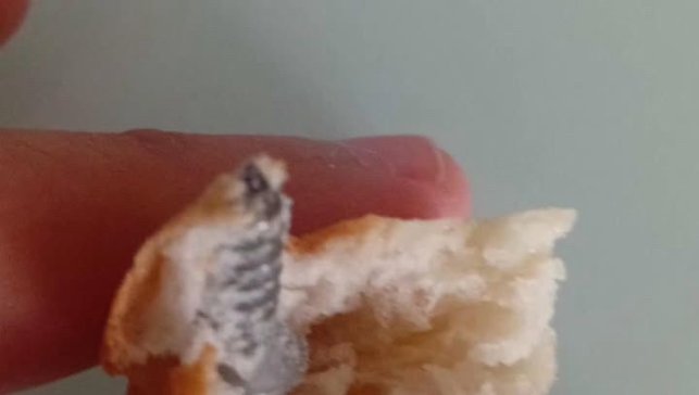 Aldığı ekmeğin içerisinden vida çıktı