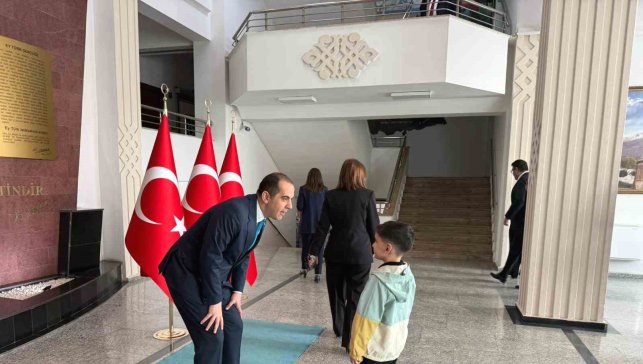 Vali Taşolar bayram geleneğini sürdürdü, çocuklara harçlık verdi