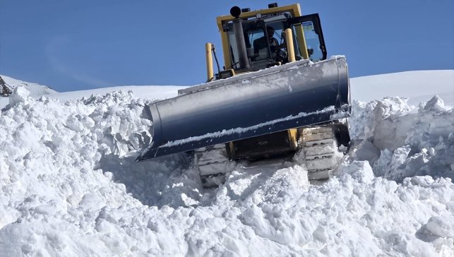 Erzurum'da kar kalınlığı yer yer 2 metreyi bulan mezra ekiplerin çalışmasıyla ulaşıma açıldı