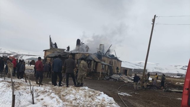 Başkale'de ev yangını