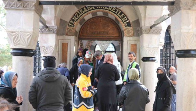 Terzibaba Mezarlığı'nda arife günü yoğunluğu