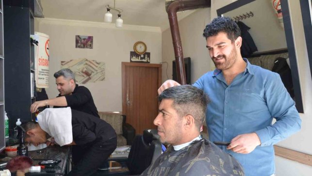 Tercan'da berberlerde bayram yoğunluğu