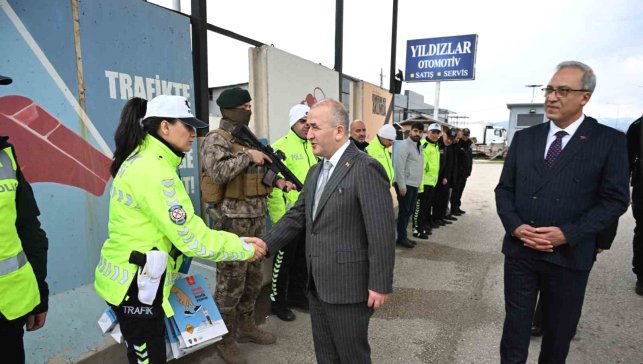 Vali Hatipoğlu, uygulama noktalarında güvenlik güçleri ve vatandaşlarla bayramlaştı