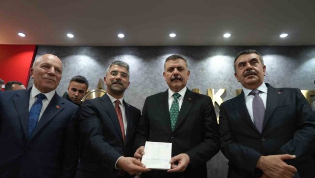 İçişleri Bakanı Çiftçi, AK Parti üyelik giriş beyannamesini imzaladı