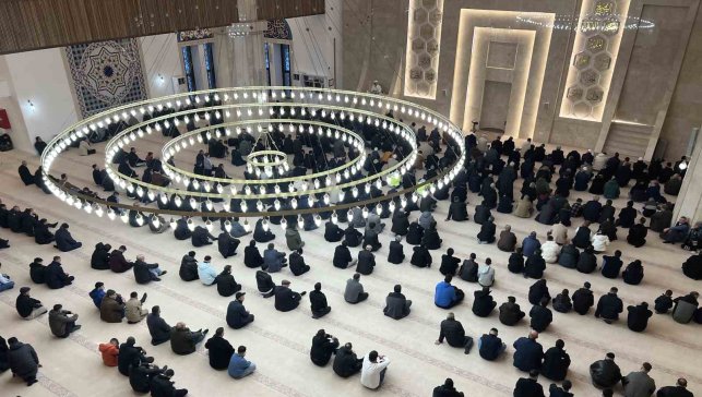 Kars'ta bayram namazında camiler doldu, taştı