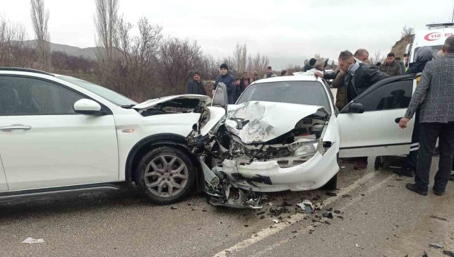 Elazığ'da iki otomobil çarpıştı: 9 yaralı