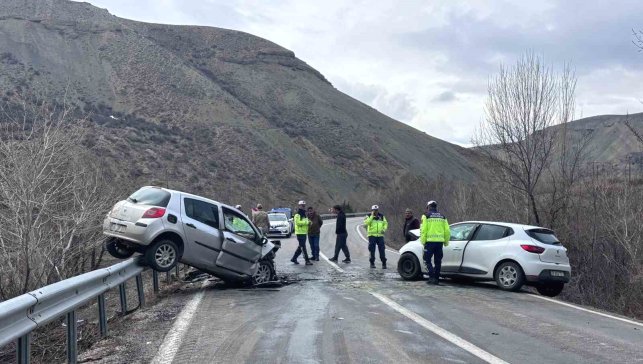 Erzincan-Kemah yolunda iki araç kafa kafaya çarpıştı: 4 yaralı