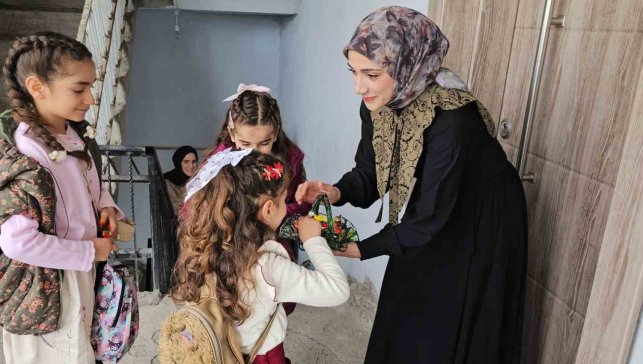 Hasköy'de bayram geleneği sürüyor: Çocuklar kapı kapı şeker topladı