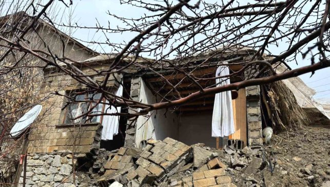 Hakkari'de yağışlara dayanamayan ev çöktü