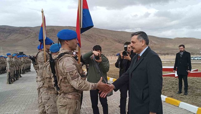 Bakan Çiftçi, asker ve vatandaşlarla bayramlaştı