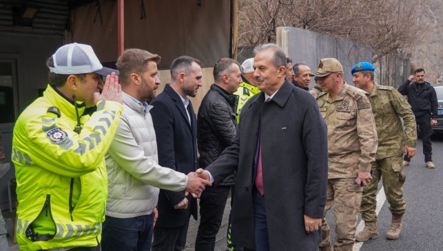 Hakkari Valisi Taşyapan, emniyet ve jandarma personeliyle bayramlaştı