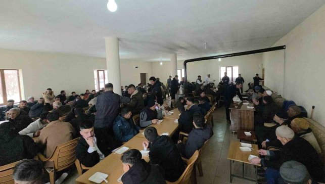 Ahlat'ta bayram geleneği yaşatılıyor: Halise yemeği aynı sofrada buluşturuyor