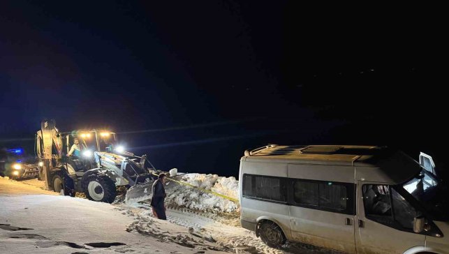 Başkale'de yoldan çıkan minibüs kara saplandı