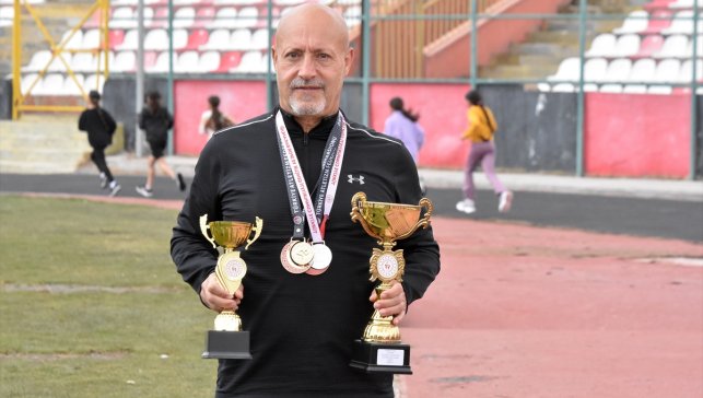 Emekli olduktan sonra başladığı atletizmde başarıdan başarıya koşuyor