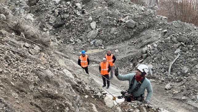Hakkari’de dağcılar, kara yolunu tehdit eden kayaları tek tek kontrollü düşürüyor