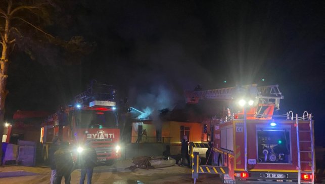 Erzincan’da çıkan yangın bir evi kullanılamaz hale getirdi