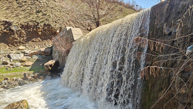 Karların erimesiyle Muş’taki şelaleler bambaşka bir görünüme kavuştu