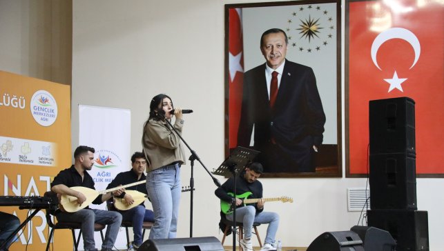 Ağrı, farklı illerden gelen yüzlerce genci spor ve kültür etkinliklerinde buluşturdu