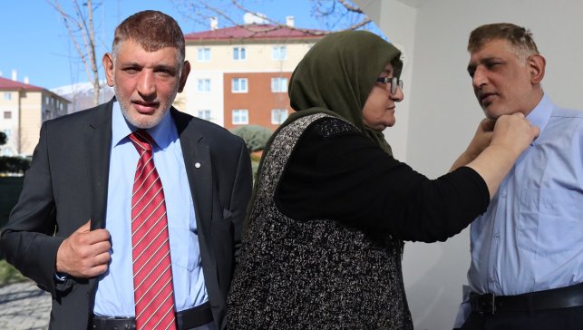 Mahallenin en şık ismi: Kerem 26 yıldır takım elbisesiz dışarı çıkmıyor