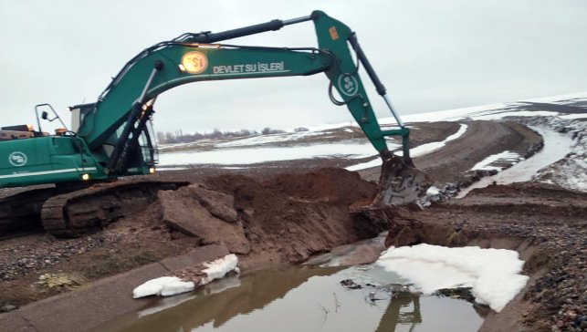 Ağrı’da olası sel felaketine karşı önlem: Dere yataklarında çalışmalar sürüyor