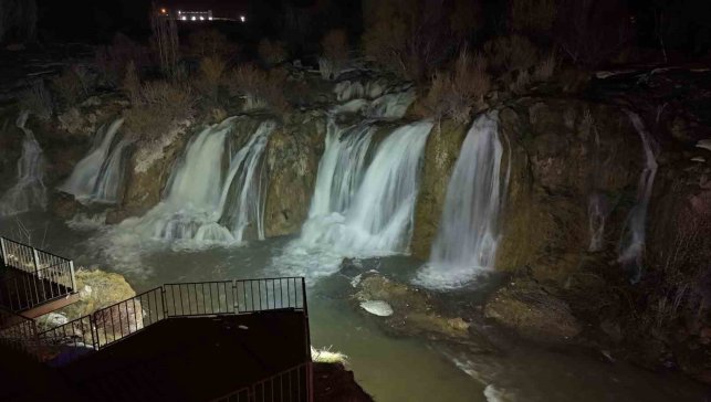 Muradiye Şelalesi gece olunca bambaşka bir atmosfere bürünüyor