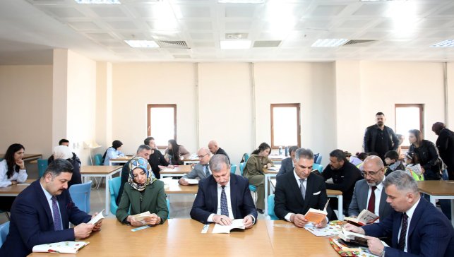 AİÇÜ’de Kütüphaneler Haftası etkinliğinde en çok kitap okuyan öğrenciler ödüllendirildi