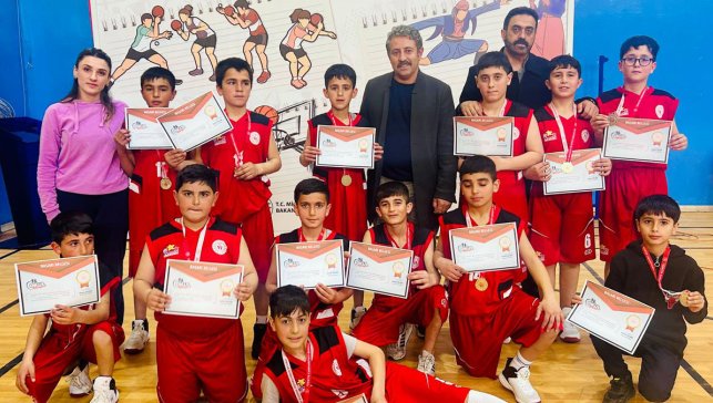 Yavuz Selim Ortaokulu, Ağrı’daki küçük erkekler basketbol grup maçlarında şampiyon oldu