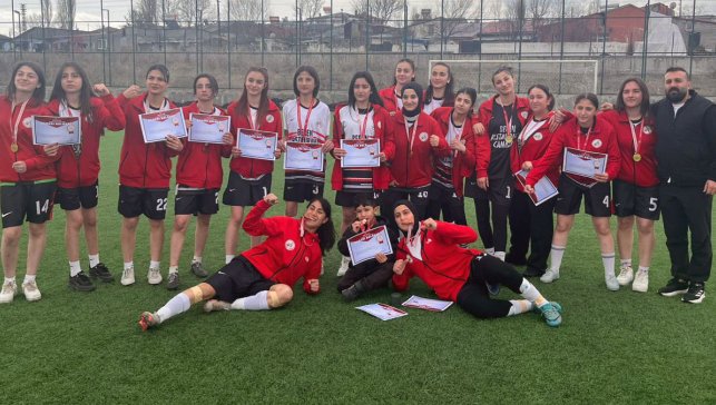 Ağrı Spor Lisesi Kız Futbol Takımı’ndan büyük başarı: Hakkari ve Van’ı geçip Türkiye finallerine yükseldi
