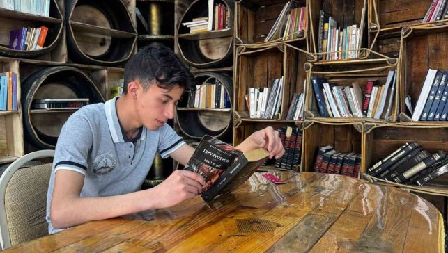 Ağrı’da atık malzemelerle kurulan kütüphane, öğrenciler için ders ve sosyal yaşam alanına dönüştü