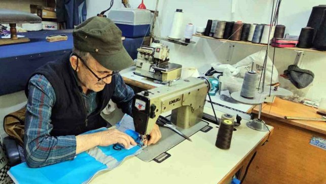 Adilcevaz’da 52 yıldır terzilik yapan Ayhan Tatar, üç kuşağın kıyafetini dikti