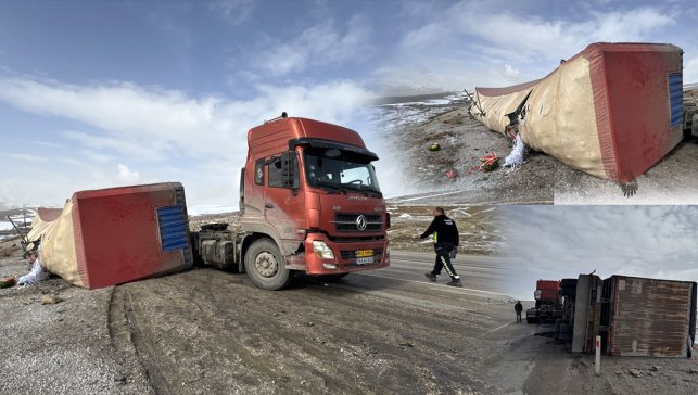 Gürpınar’daki Kurubaş Geçidi’nde devrilen tırın dorsesinden tonlarca karpuz zarar gördü