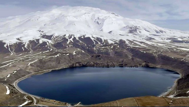 Bitlis’teki Aygır Gölü, Süphan Dağı manzarasıyla doğaseverlerin ilgisini çekiyor