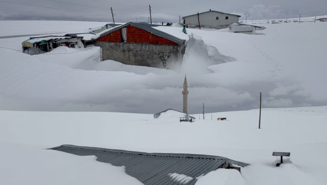 Ardahan’da bahar geldi ama Bülbülan Yaylası'nda ki yayla evleri hâlâ kar altında