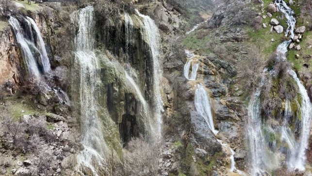 Hakkari’de baharın en etkileyici manzarası: Coşan şelaleler havadan görüntülendi