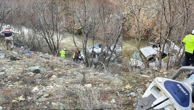 Erzincan’da dereye düşen minibüsteki 2’si çocuk 6 kişi yaralandı